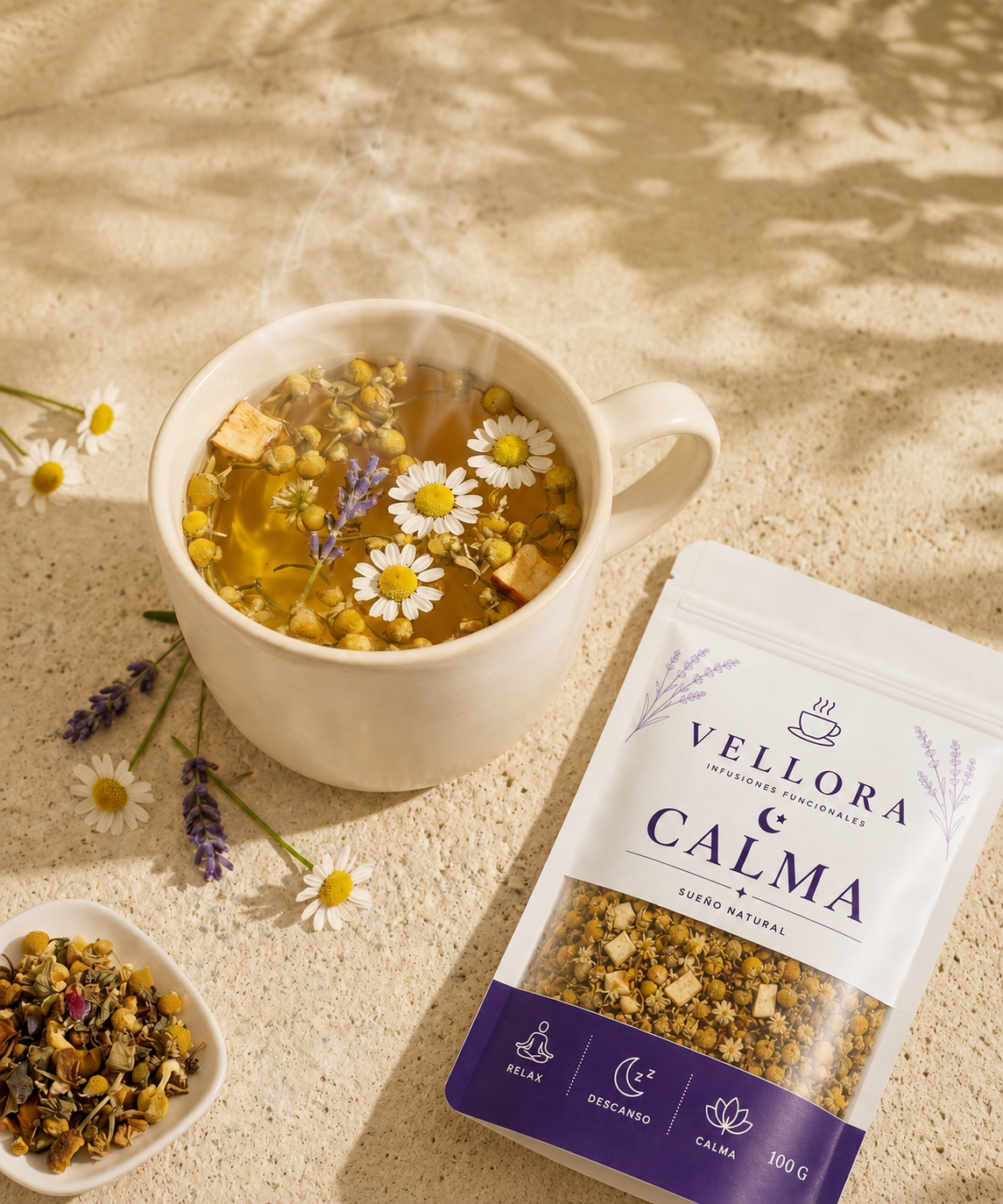 Taza de Calma recién preparada junto a la bolsa del producto