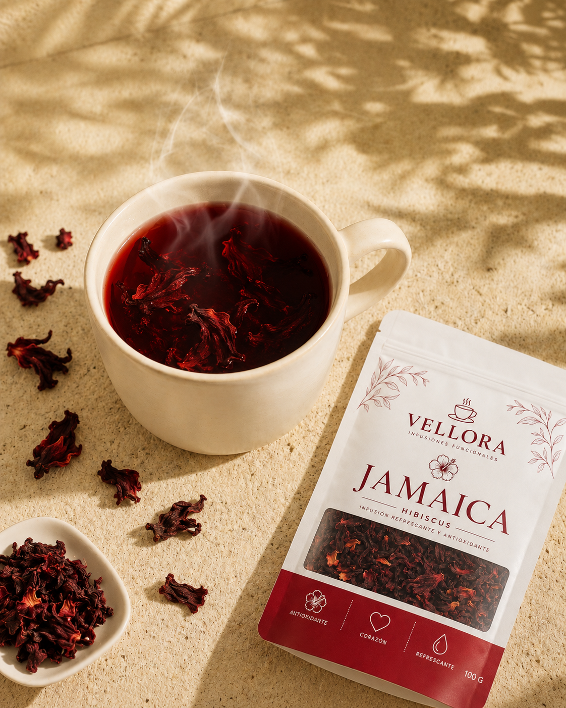 Taza de Jamaica junto a la bolsa del blend