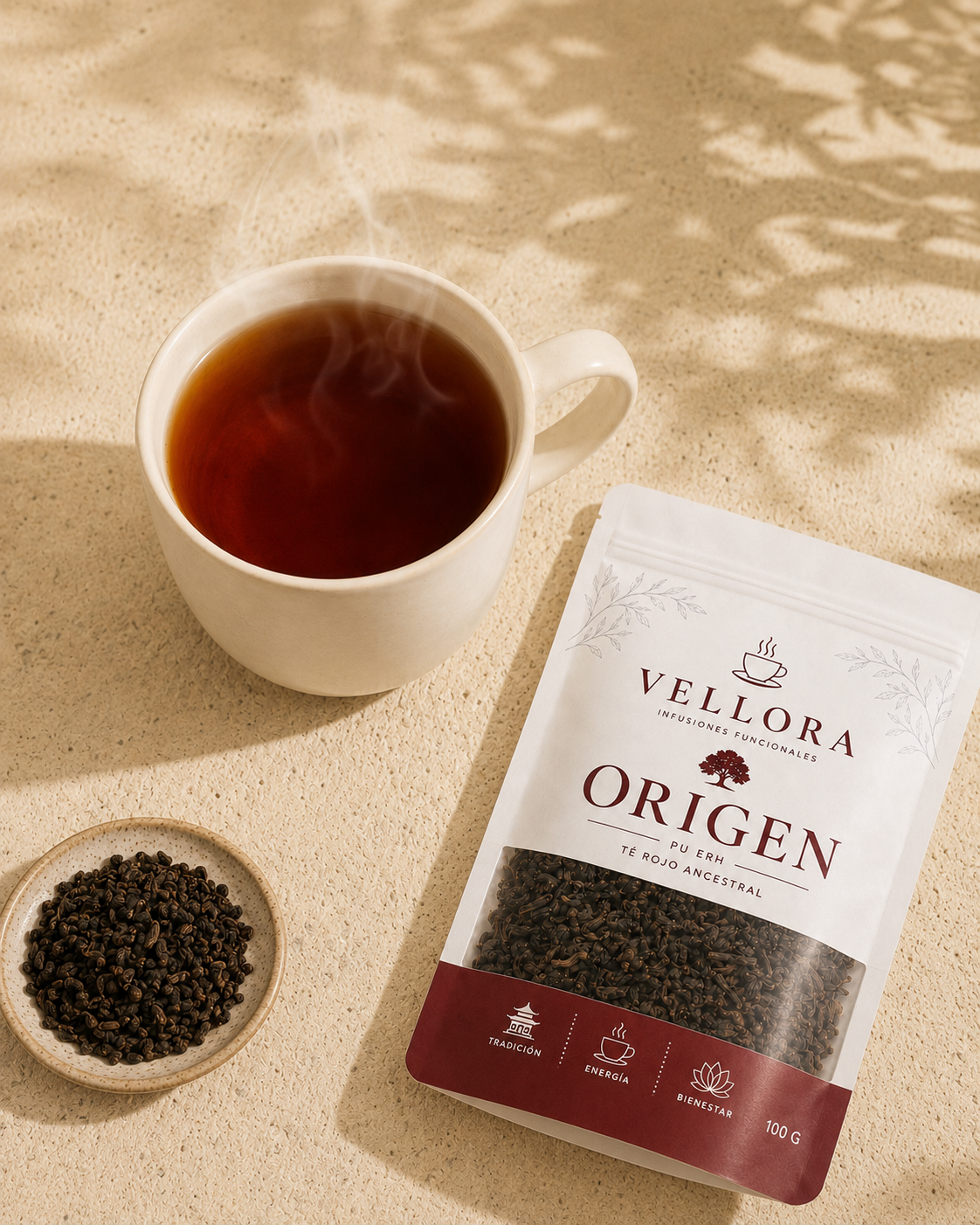Taza de Origen recién preparada junto a la bolsa del producto